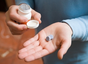 Bị viêm gan b có uống được thuốc tẩy giun không?